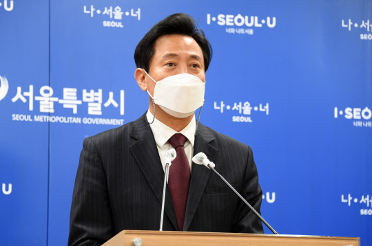 오세훈 서울시장이 21일 서울시청 브리핑룸에서 당일 청와대에서 가진 문재인 대통령과의 오찬 관련 브리핑을 하고 있다.[사진=서울시 제공]